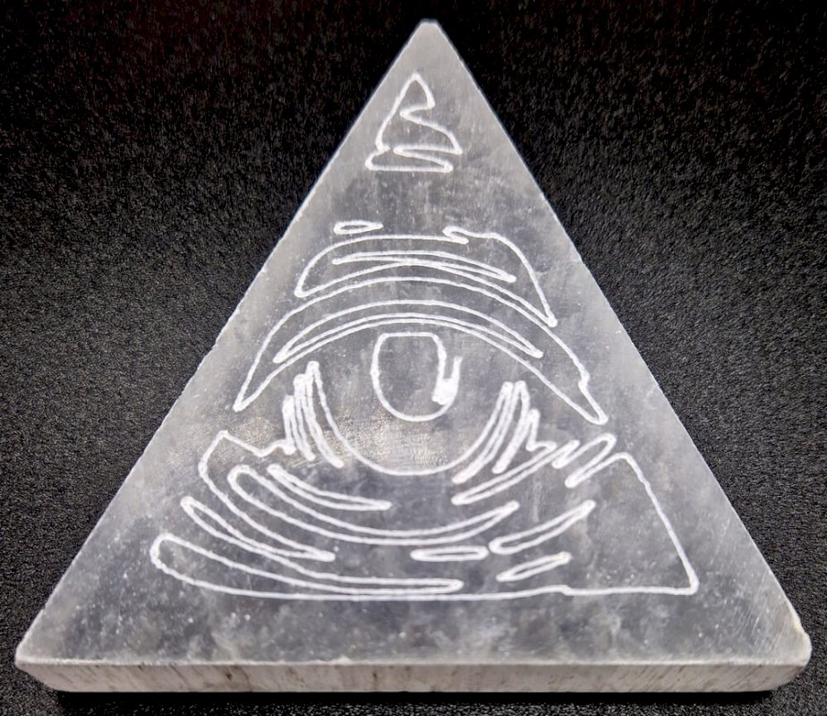 Piramide di selenite 2D incisa 3° occhio 8 cm