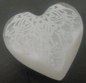 Motivi incisi a cuore in selenite 8cm