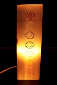 Lampada rettangolare in selenite incisa 25 cm - 7 chakra