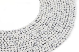 Perline sfaccettate di howlite da 4 mm su filo da 38 cm