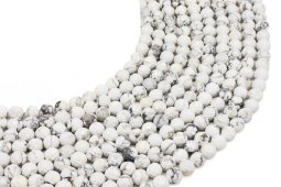 Perline sfaccettate di howlite da 6 mm su filo da 38 cm