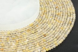 Perline sfaccettate di quarzo rutilo da 4 mm su un filo da 40 cm