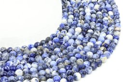 Perline sfaccettate di sodalite da 8 mm su un filo di 40 cm