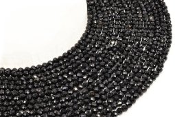 Perle sfaccettate di tormalina nera da 4 mm su un filo da 38 cm