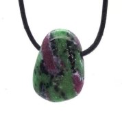 Rubino Zoïsite arrotolato traforato 3 cm