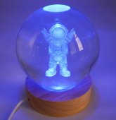 Luce notturna USB in vetro a forma di astronauta, multicolore, 9 cm